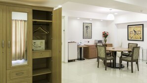 Deluxe Room | Safe - Treebo Trend New Castle (Mumbai)