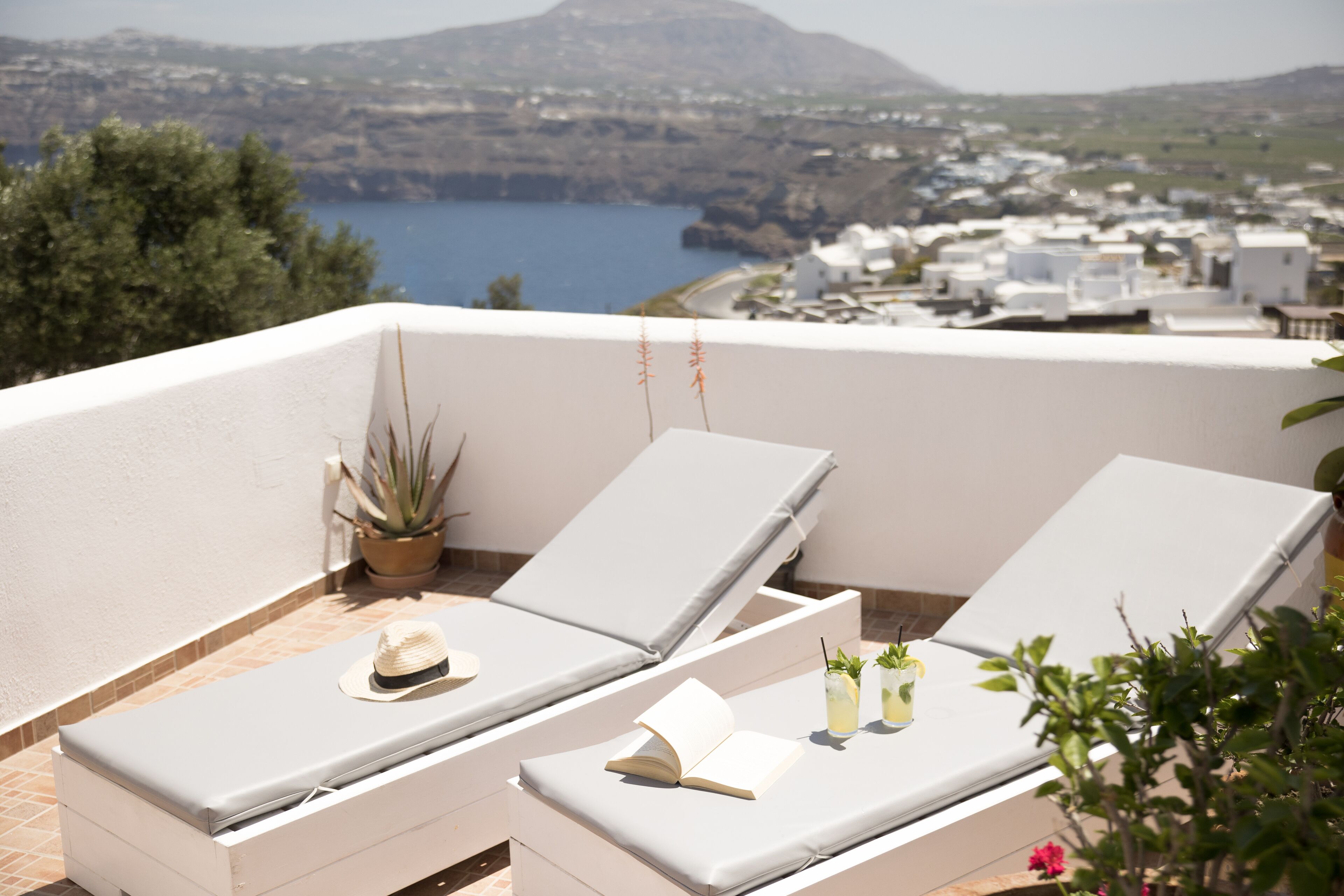 superior room (with communal balcony) | terrace/patio