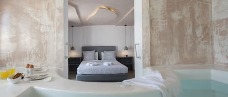 Deluxe-huone, poreamme (Caldera View) | Tallelokero huoneessa, kannettavalle tietokoneelle sopiva työtila