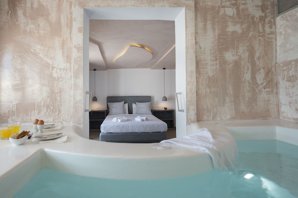 Caja de seguridad en la habitación y espacio para trabajar con laptop