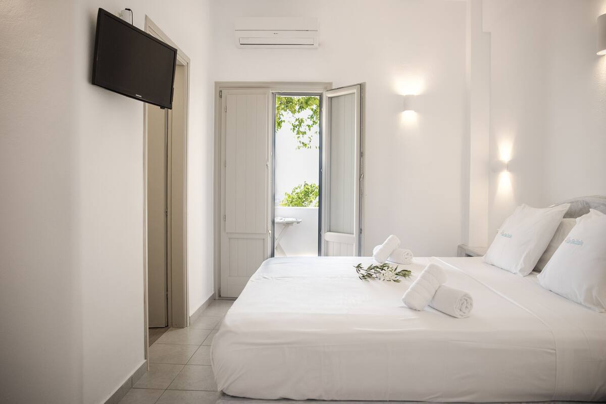 premium room (with sea and caldera view) | in-room safe, laptop workspace, iron/ironing board