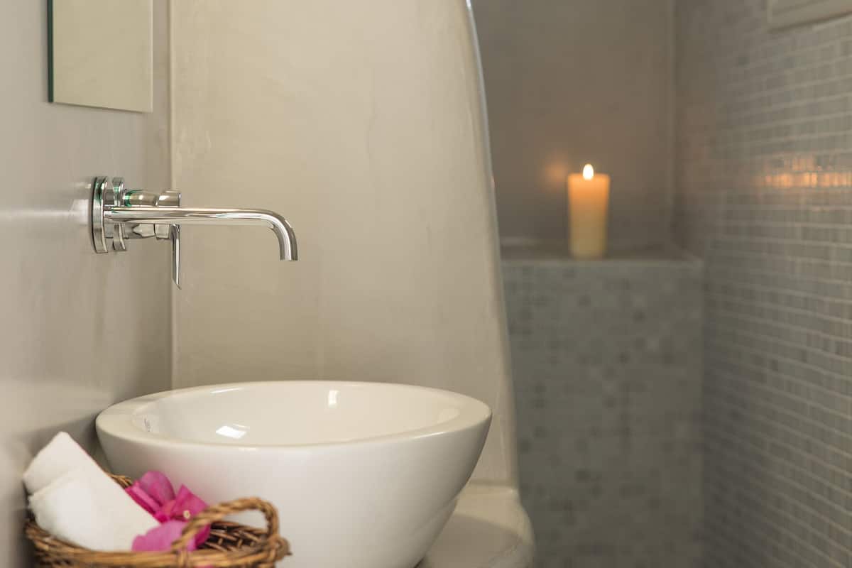 superior room (with communal balcony) | bathroom | shower, free toiletries, hair dryer, slippers