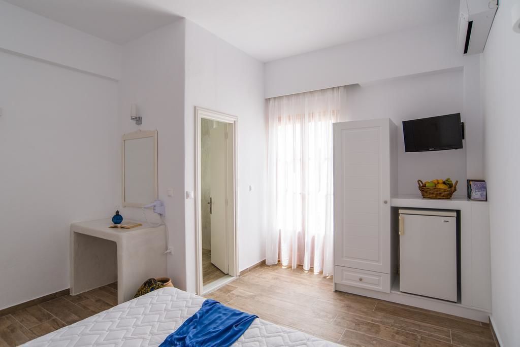 superior room, partial sea view | living area | flat-screen tv