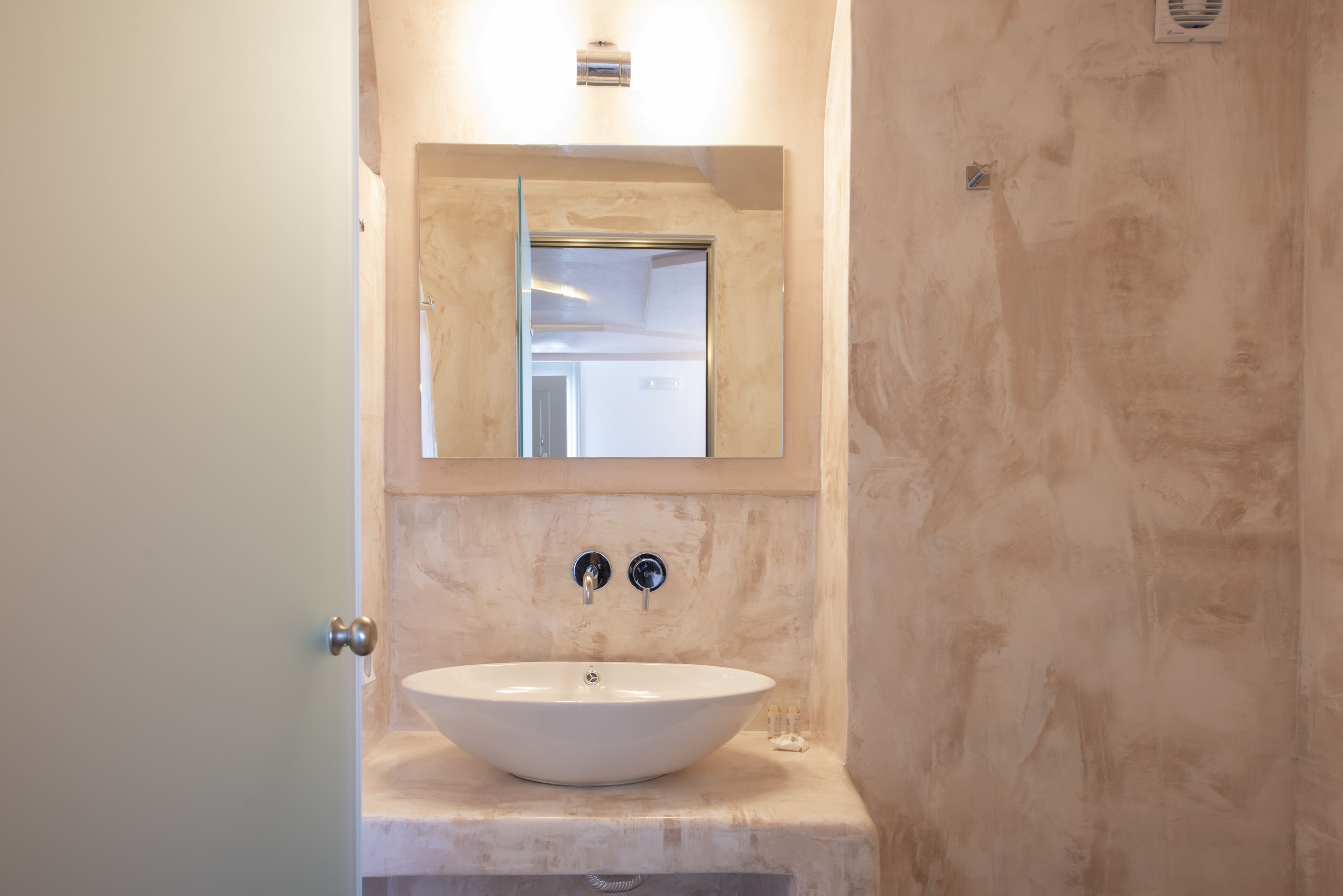 deluxe room, hot tub (caldera view) | bathroom | shower, free toiletries, hair dryer, slippers