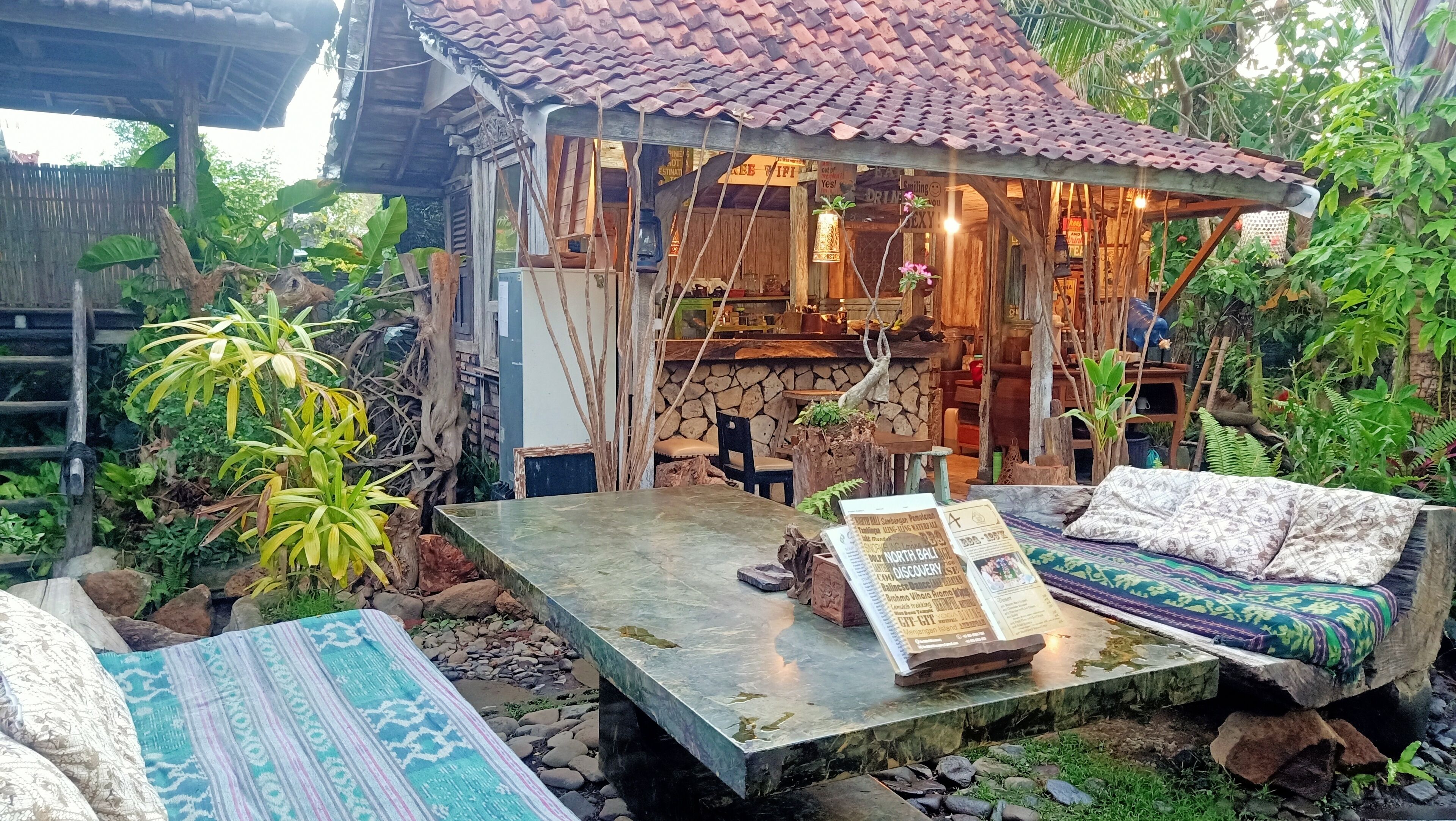 供应早餐、午餐和晚餐，地方菜