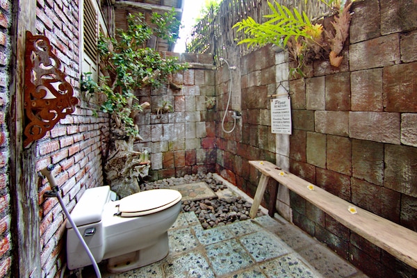 Dusche, kostenlose Toilettenartikel, Bidet, Handtücher