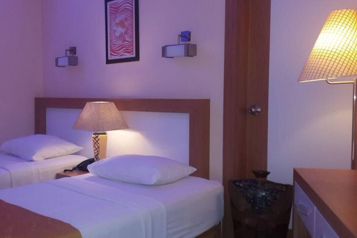 Minibar, desk, soundproofing, WiFi (free)