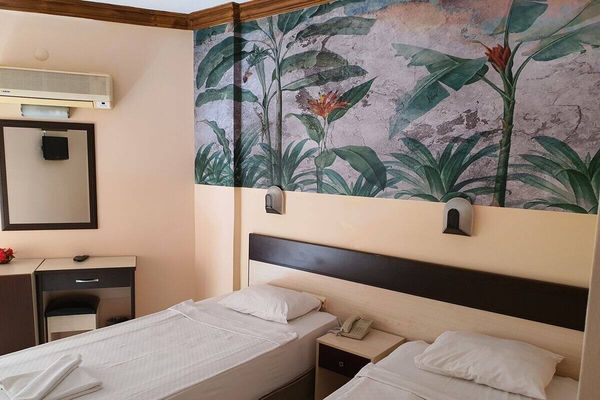 Minibar, desk, soundproofing, WiFi (free)