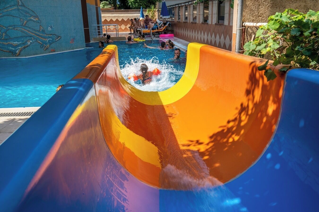 2 utendørsbassenger, bassengparasoller og solsenger