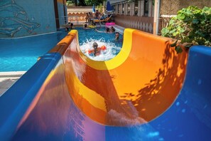 2 outdoor pools, pool umbrellas, sun loungers - Kleopatra İkiz Otel (Alanya)