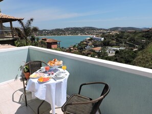 Double Room, Balcony, Ocean View | Tempat makan luar | Sarapan, makan tengah hari, makan malam dihidangkan; tepi kolam