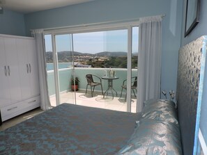 Double Room, Balcony, Ocean View | Cadar kapas Mesir, peralatan tempat tidur premium, bar mini