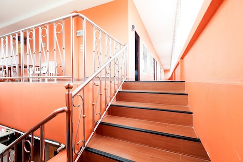 OYO 359 Golden Nakara Place