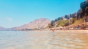 在海灘附近、沙灘巾