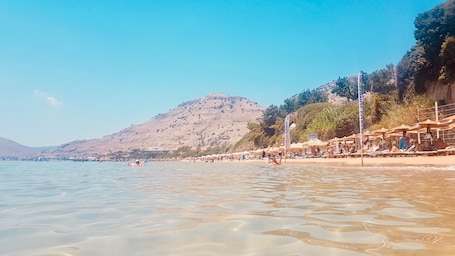 Una playa cerca, toallas de playa