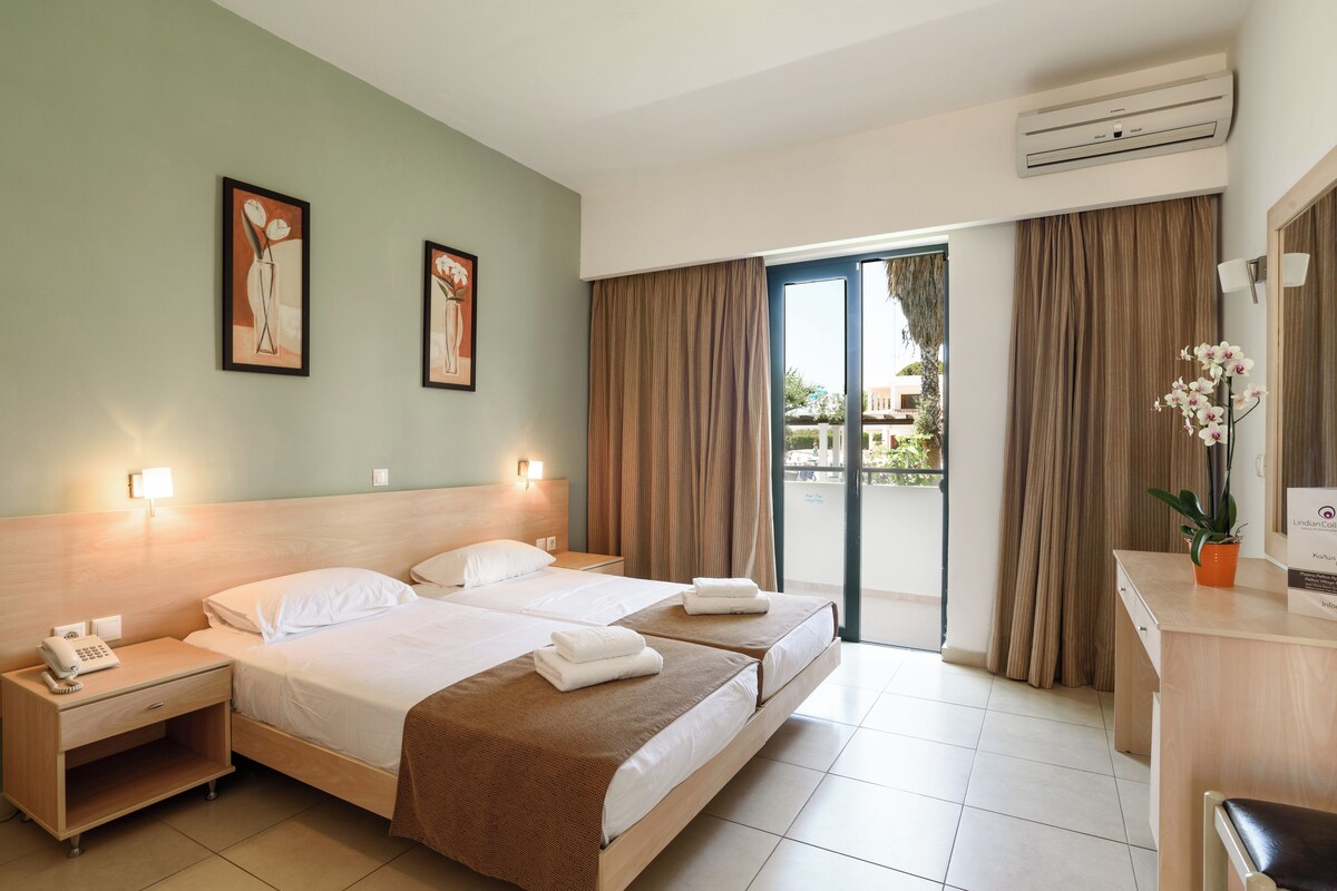Tabla de planchar con plancha, cunas, wifi gratis y ropa de cama 