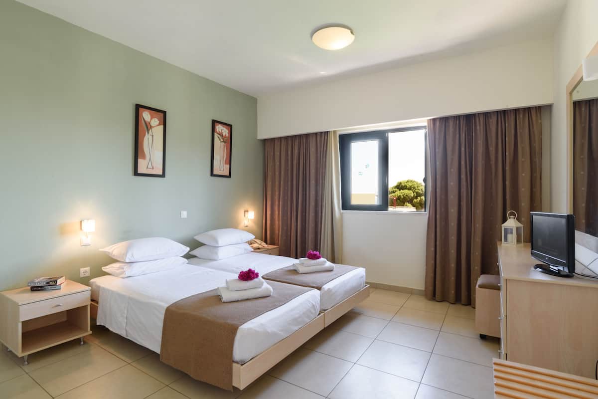 Tabla de planchar con plancha, cunas, wifi gratis y ropa de cama