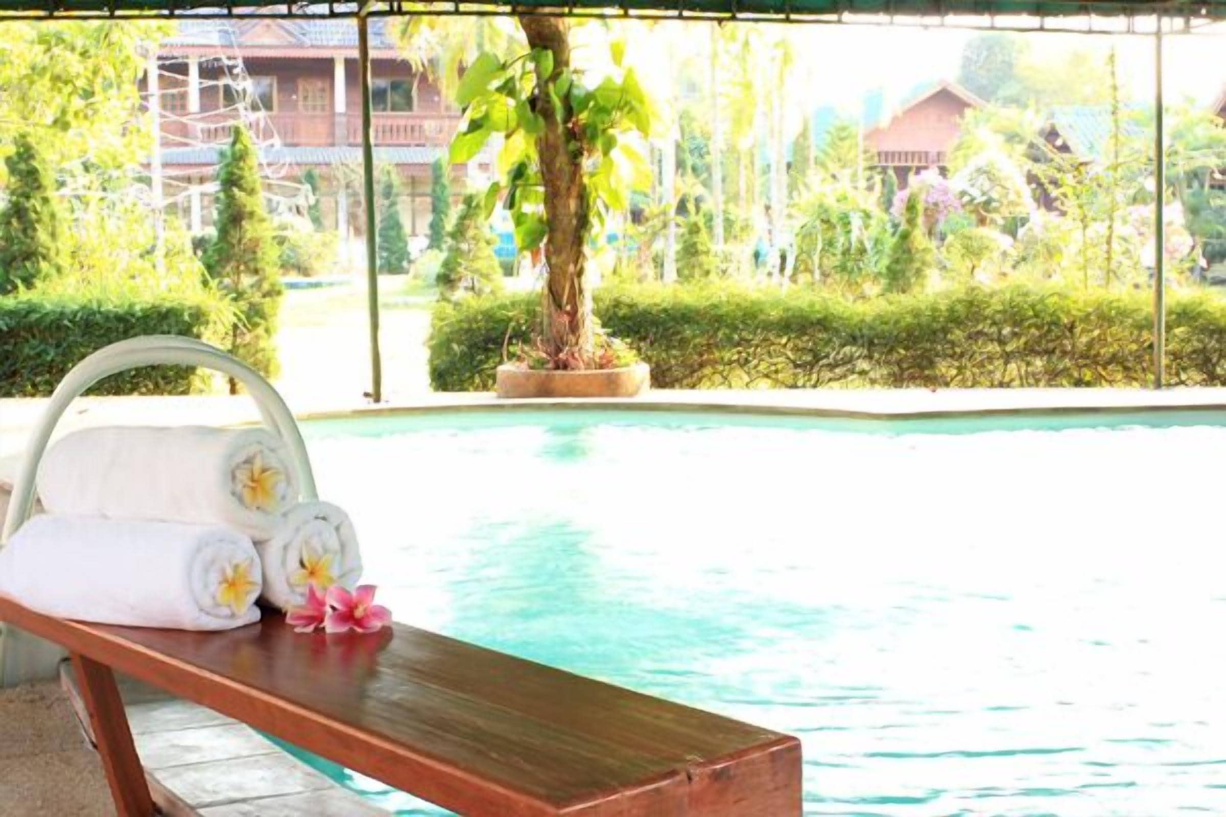 Una piscina al aire libre