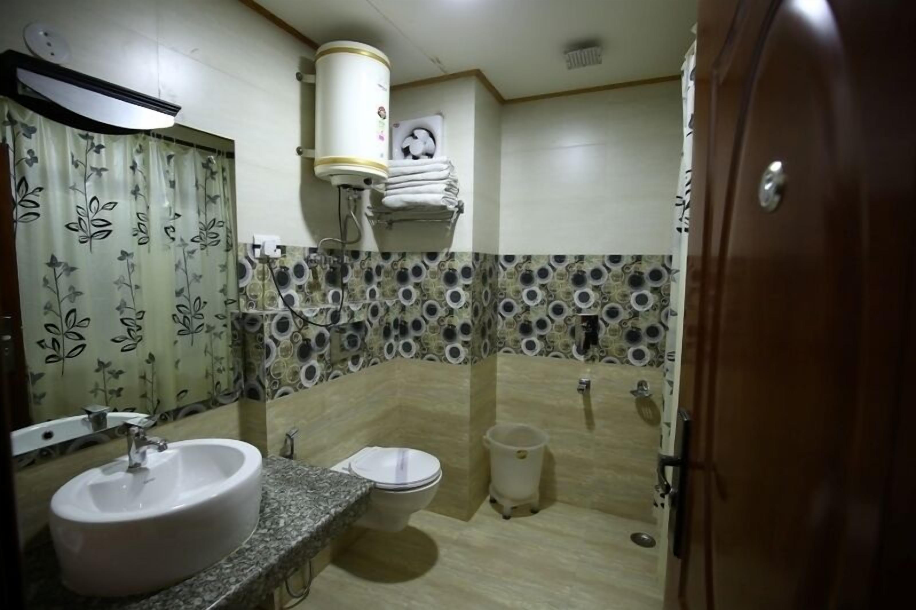 Shower, rainfall showerhead, free toiletries, hair dryer
