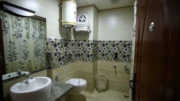 Shower, rainfall showerhead, free toiletries, hair dryer