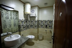 Shower, rainfall showerhead, free toiletries, hair dryer - Hotel Apple Nest (Manali)
