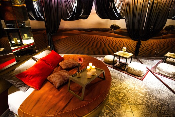 华丽双人房 (with Spa Tub) | 高档床上用品、迷你吧、特色装修、特色家居