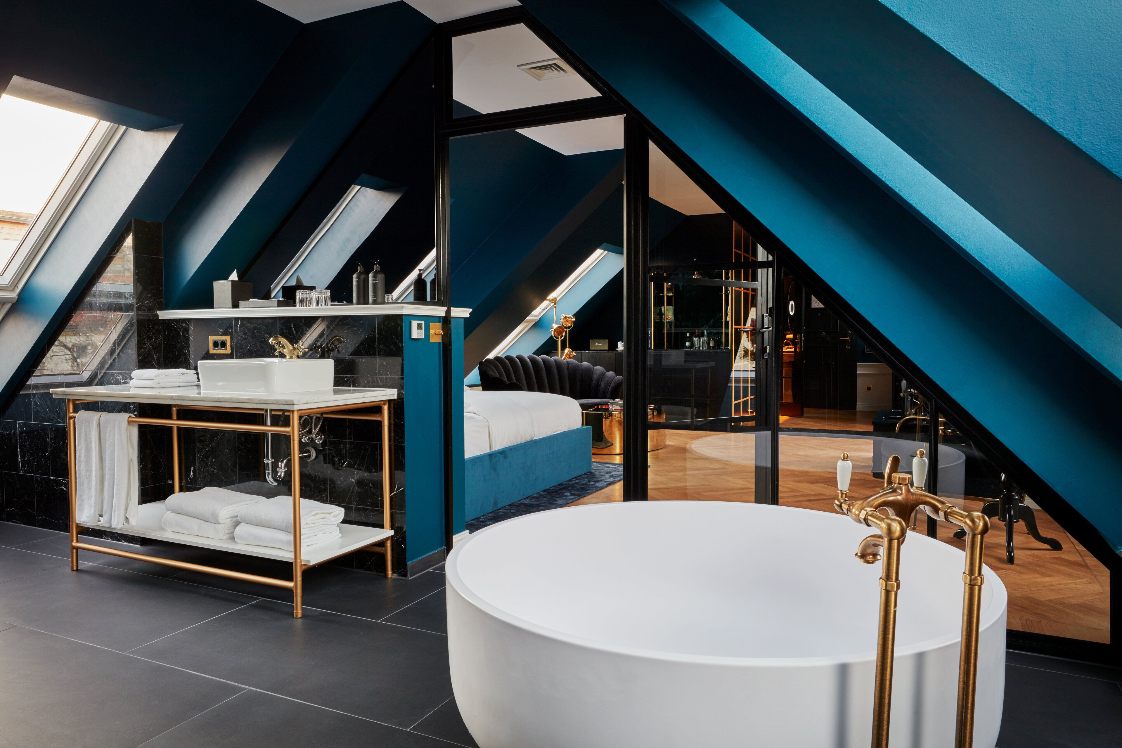 Maison Suite | Badezimmer | Dusche, Designer-Toilettenartikel, Haartrockner, Bademäntel