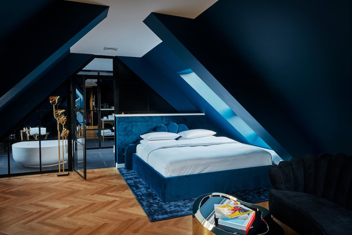 Maison Suite | Sengetøy av topp kvalitet, minibar, safe på rommet og blendingsgardiner