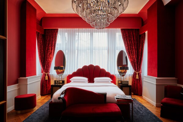 Junior Suite (De Luxe) | Down comforters, minibar, in-room safe, blackout drapes