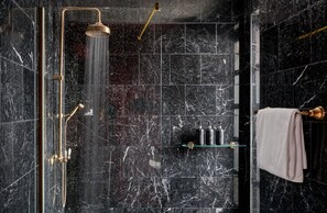 Suite, terrasse | Bad | Dusj, designertoalettartikler, hårføner og badekåper