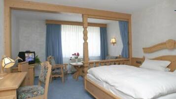 Desk, cribs/infant beds, rollaway beds, free WiFi