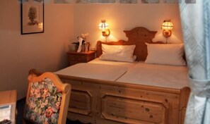 Bureau, lits bébé (en supplément), lits pliants/supplémentaires