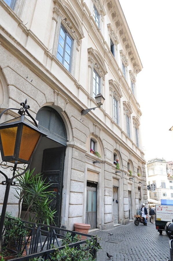 Exterior - Flowers Apartments (Rome)