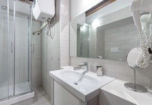 Shower, rainfall showerhead, free toiletries, hair dryer - Flowers Apartments (Rome)