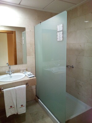 Shower, free toiletries, hair dryer, bidet