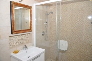 Quarto triplo | Banheiro | Chuveiro, produtos de toalete grátis, secador de cabelo