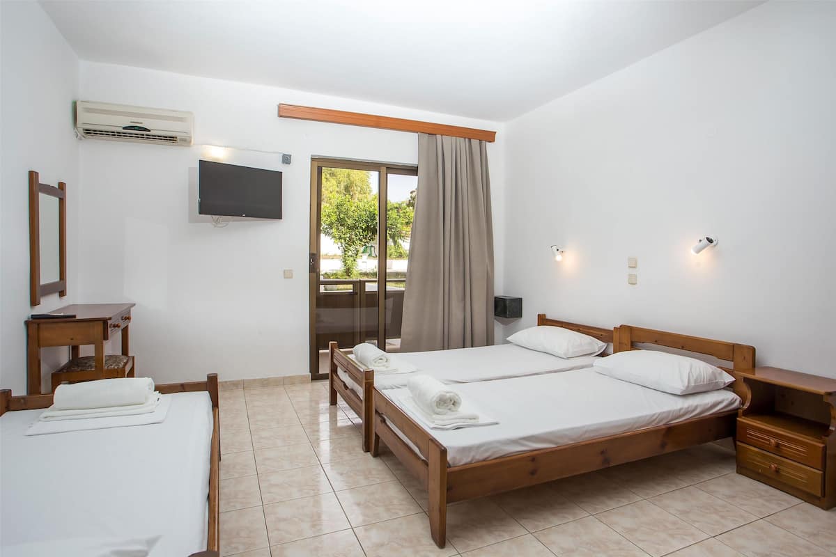 Dreibettzimmer | 1 Schlafzimmer, Verdunkelungsvorhänge, kostenloses WLAN, Bettwäsche