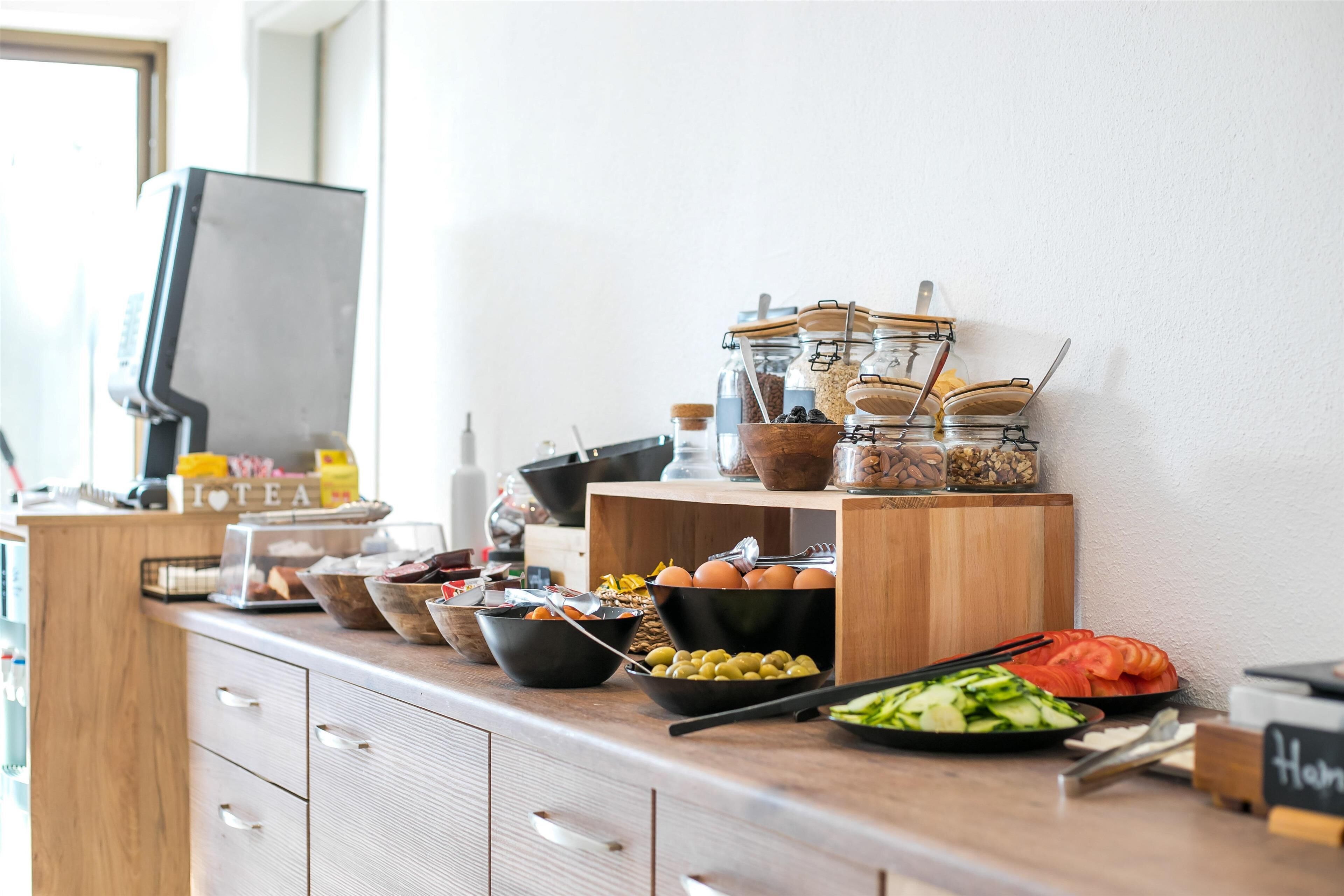 Un buffet proposant une variété de plats et d’ustensiles.