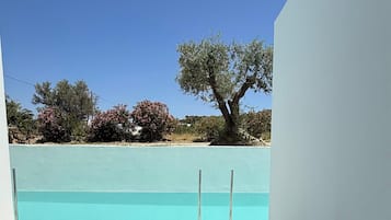 Deluxe SwimUp Shared Pool | 1 bedroom, blackout drapes, free WiFi, bed sheets