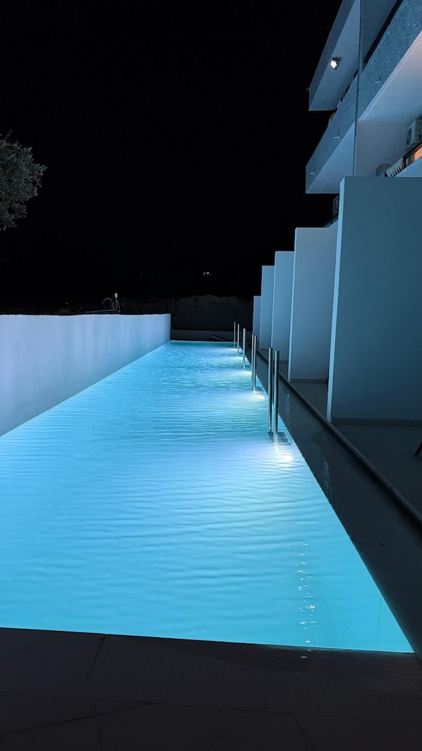 Deluxe SwimUp Shared Pool | Cortinas blackout, ferros/tábuas de passar roupa, Wi-Fi de cortesia