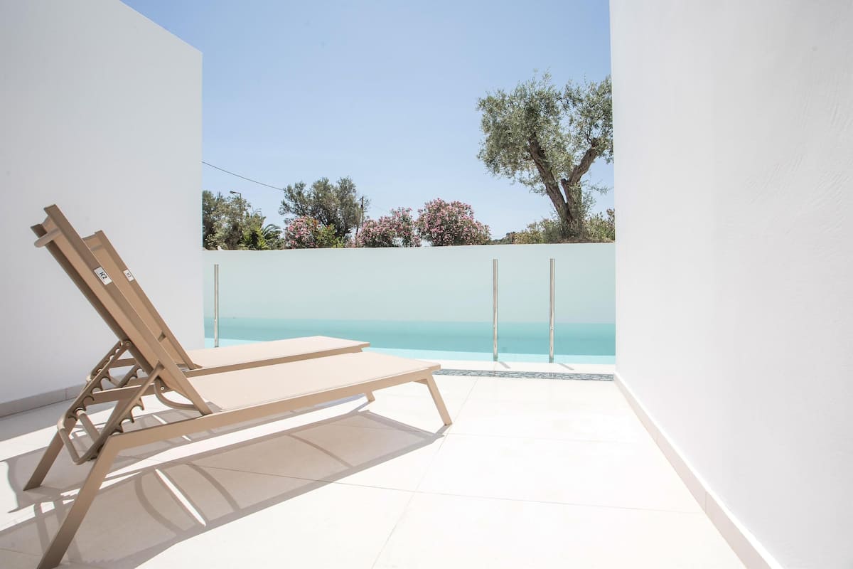 Deluxe SwimUp Shared Pool