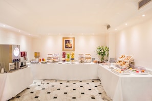 A buffet setup with various food items and a coffee station. - Raeli Hotel Noto (Rome)