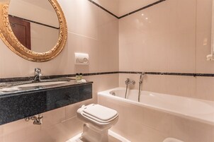 Ducha, artículos de tocador gratuitos, secador de pelo, toallas