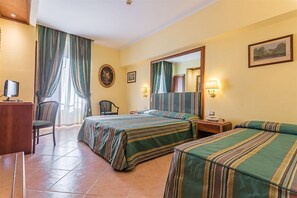 In-room safe, desk, bed sheets - Raeli Hotel Noto (Rome)