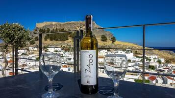 Junior tweepersoonskamer, balkon, uitzicht op zee | Luxe beddengoed, een kluis op de kamer, een bureau, geluiddichte muren