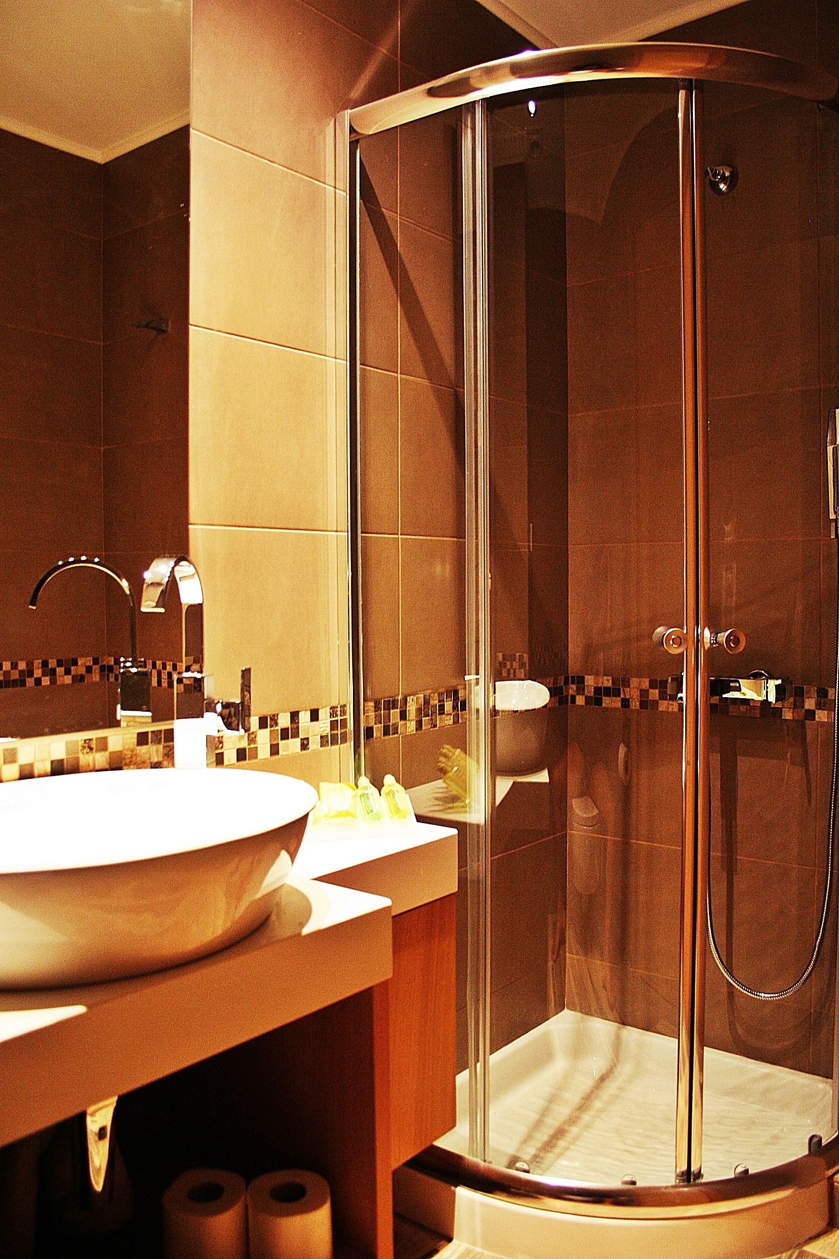 Quarto casal júnior, sacada, vista para o mar | Banheiro | Produtos de toalete grátis, secador de cabelo, toalhas de banho 
