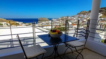 Deluxe appartement, 1 slaapkamer, balkon, uitzicht op zee | Balkon