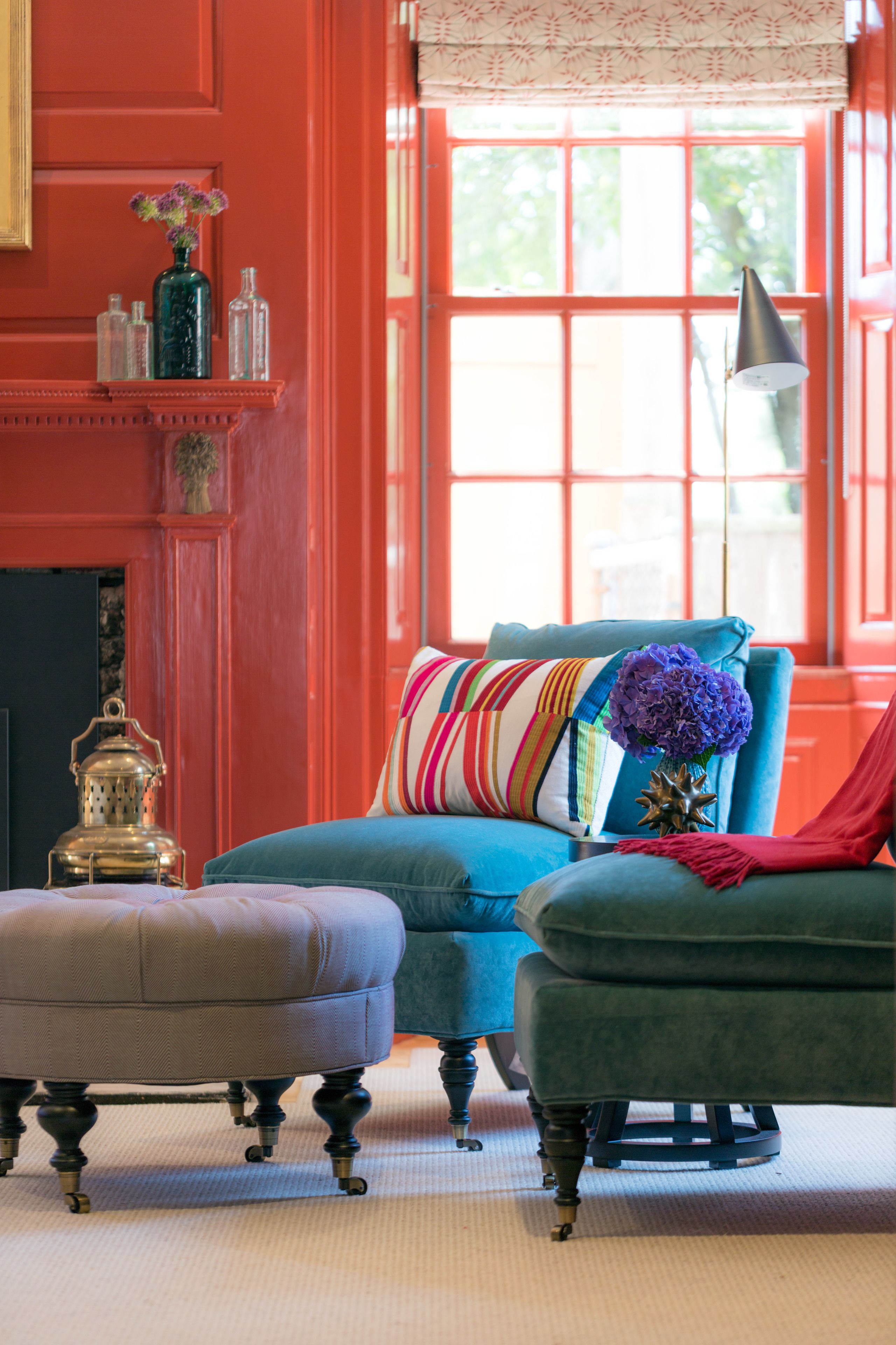 queen deluxe | living area | 40-inch led tv with digital channels, tv, fireplace