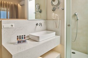 Superior Room - Sea & Pool View | Baño | Regadera y toallas