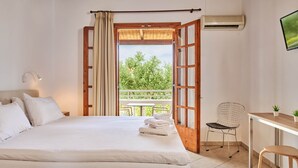 Double Studio with Sea and Garden View | Sengetøy av topp kvalitet, safe på rommet og lydisolert